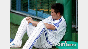 [포토] 장원삼, 폭염에 기진맥진 ‘생수 뚜껑 열기도 힘들어’