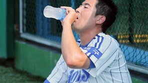 [포토] 장원삼, 그늘에서 시원한 물 들이키기 ‘생명수가 따로없네’