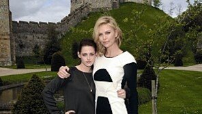 샤를리즈테론 “스튜어트, 스컹크처럼 역겨운여자”