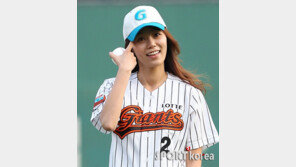 [포토] 추소영, 시구 전 긴장된 보조개 미소