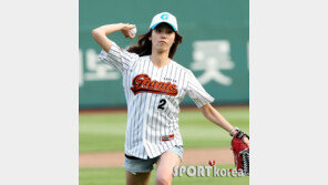 [포토] 추소영, 사직구장 시구서 완벽 동안미모 ‘시선집중’