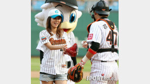 [포토] 추소영, 기념볼 받고 어쩔 줄 몰라~