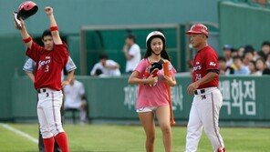 [포토] 배트걸 신소정, 하의실종으로 1루 접수