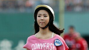 [포토] 배트걸 신소정, 무더위에 혀 빼꼼 ‘너무 더워요~’