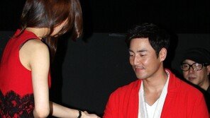 [포토] 김성수, 신세경 손 꼭 잡고 폭풍매너