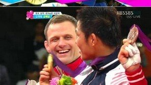 [런던 2012]비쇼프 폭풍 매너 화제 “하이데만과 비교되네!”