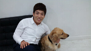 2AM 창민, 견공과 직찍…“카메라 한번만 봐주면 안되겠니?”