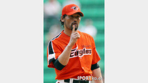 [포토] 박찬호, 선발 등판 ‘오늘 공 하나로 끝낸다’