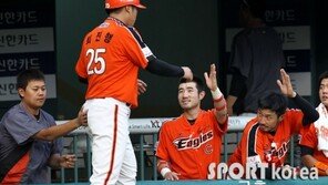 [포토] 최진행, 득점 성공으로 엉덩이 ‘토닥토닥’ 환영인사