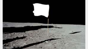 40년 전 달에 꽂은 성조기 아직 있다고? “사실은 없다”