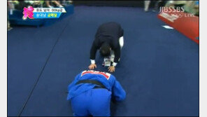 [런던 2012]송대남-정훈 감독 맞절 세리모니…왜?