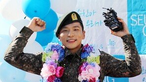 [포토] ‘전역’ 유승찬, ‘드디어 전역이다! 만세’