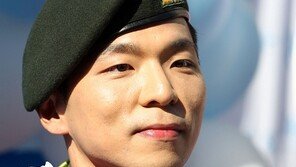 [포토] 유승찬 전역, ‘군생활의 활력소…헬로비너스’