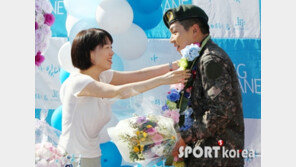 [포토] ‘전역’ 유승찬, 꽃목걸이 선물에 ‘깜짝’