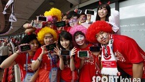 [포토] 런던에 뜬 아이유, 귀여운 붉은 악마로 변신!