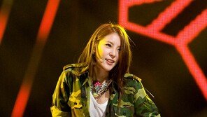 [포토] 보아, 밀리터리 반뼘팬츠 ‘섹시미 폭발’