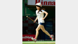 [포토] SK 배트걸, 男心 홀리는 우윳빛 각선미 자태