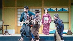 한여름 해수욕장서 보는 연극은 어떤 느낌?