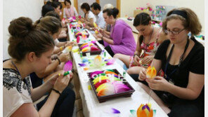 외국인들 연꽃 만들며 템플스테이