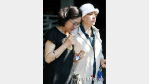 [포토] 정재순-반효정, ‘故남윤정, 하늘에서 편히 쉬길…’