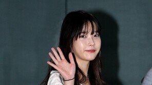 [포토] ‘공항패션’ 아이유, 아찔 한뼘 핫팬츠 ‘우윳빛 각선미!’