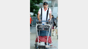 [포토] 이봉주, 이삿길 올랐나 ‘짐 한 가득’