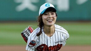 [포토] 신소연, 살짝 숙이며…요염 포즈로 시구