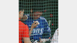 [포토] 조동찬, 고원준 볼 얼굴 강타…오른쪽 눈 밑 찢어져