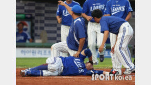 [포토] 고원준 볼 맞고 쓰러진 조동찬 ‘큰 부상 아니길’