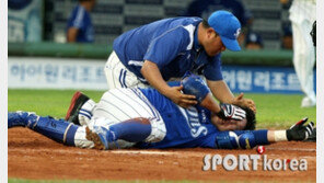 [포토] 조동찬, 사구 맞아 오른쪽 눈 밑 찢어져 응급실행