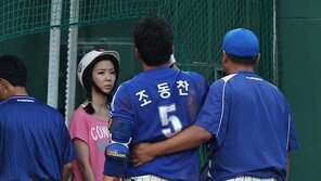 [포토] 롯데 배트걸 신소정, 조동찬 부상에 걱정스런 표정