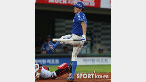 [포토] 정형식, 조동찬 부상 이어 다리에 볼 맞아 ‘고통’
