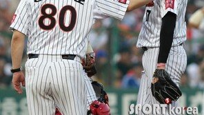 [포토] 양승호 감독, 이어지는 부상 타구에 ‘원준아 침착해’