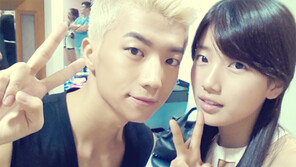 수지, 우영과 다정하게 ‘기념 촬영’…둘이 잘 어울려~