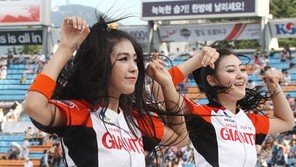 [포토] 치어리더, 더위 잊게할 애교 작렬 댄스