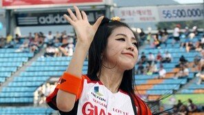 [포토] 롯데 치어리더 김연정, 깜찍 손인사로 男心 매료
