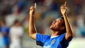 ‘킬러’ 김신욱 골!골!…울산, 수원 깼다