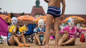 中 여성들의 해변 필수품 ‘햇볕 차단 마스크’