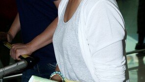 [포토] 루나, 책 들고 공항패션 ‘책 읽는 여자에요~’