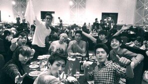 슈퍼주니어 뒤풀이, “흑백이지만 분위기는 활기차”