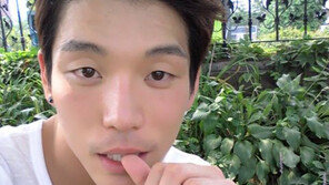 2AM 창민, 손톱 물어 뜯기… ‘뮤지컬 때문에 너무 못먹었나?’