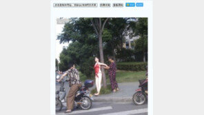 횡단보도 옆 빨간색 속옷 차림 미녀, 알고보니…