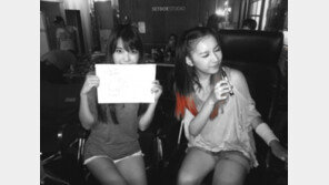 아이유, 피에스타 뮤직비디오 촬영장서 깜찍 포즈