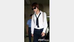[포토] 태민, 공항패션도 흐르는 ‘왕자님 포스’