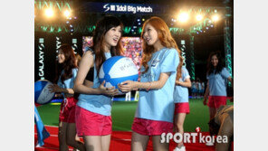 [포토] 현아-지아, 같은 공을 들고 ‘자매 같아~’