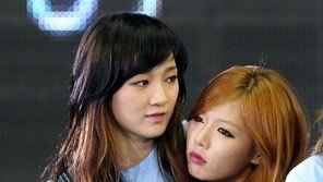 [포토] 포미닛 현아, 지아에게 폭풍 애교 ‘귀요미 작렬!’