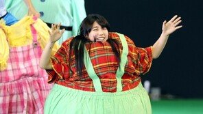 [포토] ‘뚱보’ 수지, 팬들에게 ‘빅 웃음 선사~’