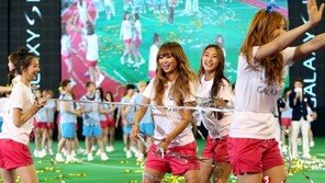 [포토] 씨스타, 은색 리본 잡기 ‘귀여운 장난’