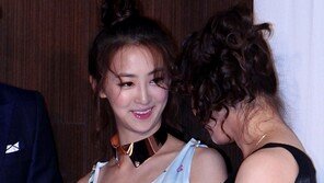 [포토] 다솜, 원피스 들추며 셀프 노출 ‘경악’ 