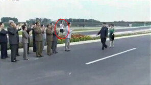 北 김정은 거수경례보고 ‘깔깔’… 간 큰 여성의 정체는?